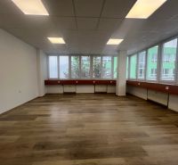 Kanceláře s podlahou s dřevěným dekorem a velkými okny, Banská Bystrica.