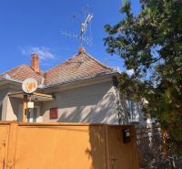 Rodinný dům ve Vrakuni s televizní anténou a satelitem na střeše.