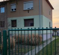 Dům obklopený zelení s plotem v Zemianské Olči, 3-pokojový byt na druhém patře.