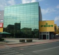 Obchodní centrum se skleněnou fasádou na Robotnické v Banské Bystrici, okres Banská Bystrica.