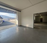 Sklady a haly v okrese Banská Bystrica, viditelný vstup a zázemí budovy.