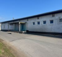 Sklady a haly v okrese Banská Bystrica, cementová budova na cestě.
