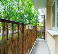 Balkon v 2-pokojovém bytě s výhledem na zeleň, obklopený stromy ve městě Martin.