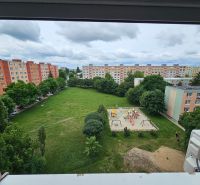 Výhled z nemovitosti na Nešporově ulici v Šaľe s hřištěm a sídlištěm.