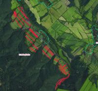 Zemědělské a lesní pozemky v oblasti Bogliarka a jejího okolí na satelitní mapě.
