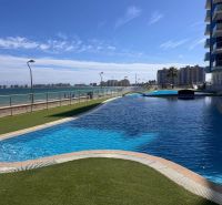 Bazén s výhledem na moře u Rekreačního apartmánu v La Manga del Mar Menor, Španělsko.