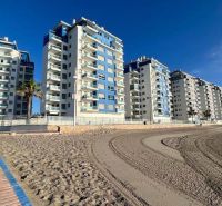 Rekreační apartmány v La Manga del Mar Menor, Španělsko, s výhledem na pláž a moře.