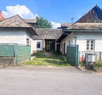 Rodinný dům v Brechách, Nová Baňa, okres Žarnovica, s plechovou bránou a šindelovou střechou.