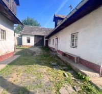 Dvůr rodinného domu v obci Brehy, Nová Baňa, okres Žarnovica, s travnatou cestou.