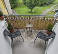 Balkon 3pokojového bytu nabízí výhled na zeleň a dětské hřiště.