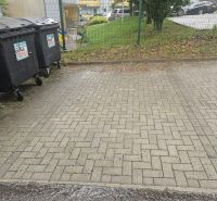 Odpadkové koše na Kvačalově ulici v Žilině u 3pokojového bytu za plotem.