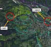 Letecká mapa pozemků v oblasti Vrútek ilustruje zemědělské a lesní pozemky.
