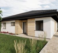 Rodinný dům na Kostelní v Drahové s bílou fasádou a dřevěným dekorem.