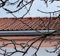 Střecha s taškami a větvemi v Partizánském na ulici Rudolfa Jašíka, 3-pokojový byt.