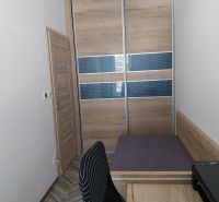 Pokoj s postelí, pracovním stolem, vestavěnou skříní, podlaha s dřevěným dekorem, 4pokojový byt.