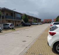 Zástavba aut na ulici Lipová ve městě Velký Biel, 4pokojový byt na pozadí.