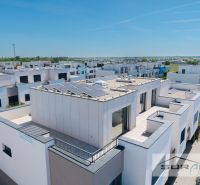 Bytový komplex na Měsíční ulici v Hviezdoslavově se solárními panely na střechách.