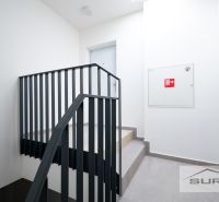 Schodiště s ocelovým zábradlím a přístupem k 3pokojovému bytu.