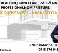 Reklama na realitní kancelář s abstraktním obrázkem budovy a kontaktními informacemi.