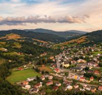 Panoráma vesnice Skalité se zemědělskými a lesními pozemky v malebné přírodě.