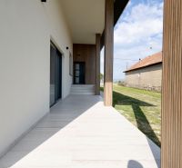 Rodinný dům v Zemplínské Široké s terasou a moderními dřevěnými prvky.