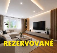 Obývací pokoj v 3-pokojovém bytě se stylovou sedačkou a podlahou s dřevěným dekorem.