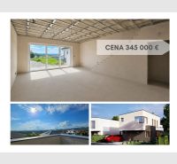 Interiér rodinného domu s velkými okny a výhledem na Prešov. Cena: 345 000 €.