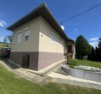 Rodinný dům v Orlové s příjezdovou cestou, autem a upravenou zahradou.