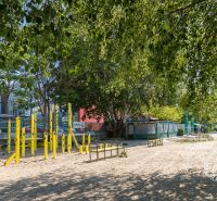 Exteriér v Bratislavě-Petržalce na Vígľašské ulici s venkovním fitness hřištěm.