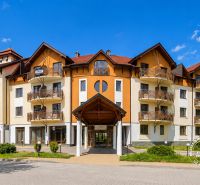 Vícepodlažní budova s dřevěnými balkóny ve městě Bratislava - Petržalka na Antolské.