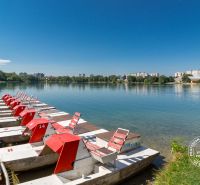 Paddleboardy na břehu jezera v Bratislavě-Petržalce na Vígľašské ulici.