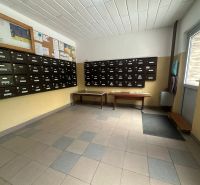 Interiér vchodu s poštovními schránkami a nástěnkami prostorů 2-pokojového bytu.