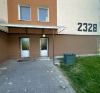 Vchod do bytového domu na Pavla Országha Hviezdoslava v Topoľčanech, vhodný pro 2-pokojový byt.