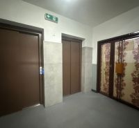 Schodiště s výtahy v bytové budově na ulici Pavla Országha Hviezdoslava v Topoľčanech.
