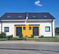 Rodinný dům na Hviezdoslavově ulici v Senci s barevným prvkem na fasádě.