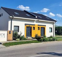 Rodinný dům na Hviezdoslavově ulici v Senci s barevnou fasádou a zahradou.