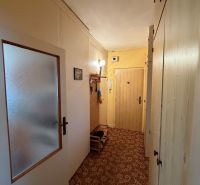 Chodba 2-pokojového bytu s vestavěnými skříněmi a kobercovou podlahou.