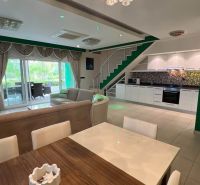 Prostorný obývací prostor s kuchyní a jídelnou, Neobvyklé nemovitosti, pohodlné posezení.