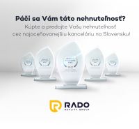Na obrázku jsou ocenění pro realitní kancelář RADO Reality Group.