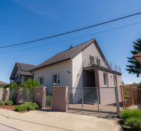 Rodinný dům na Jahodové ulici v Trenčíně s přístupem přes branku a oplocením.