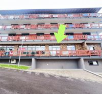 Budova s balkony a kamennou fasádou, obchodní prostory v Donovalech, okres Banská Bystrica.