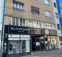 Budova na Obchodní ulici v Bratislavě - Staré Město s obchody a restaurací.
