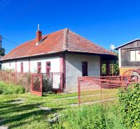Rodinný dům v Žiranoch, okres Nitra, s červenou střechou a plotem.