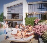 Exteriér rekreačního apartmánu v Zemplínské Šíravě s lidmi u bazénu a zahradou.