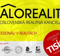 Reklamní banner realitní kanceláře Háloreality s výraznou žlutou a červenou grafikou.