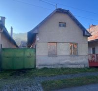 Rodinný dům na Hrnčířské ulici v Ľubietové, okres Banská Bystrica, potřebuje rekonstrukci střechy.