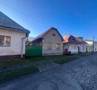 Rodinné domy na Hrnčiarské ulici, Ľubietová, okres Banská Bystrica, Banskobystrický kraj, Slovensko.