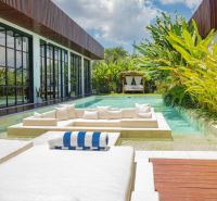 Vila na Bali s bazénem, relaxačním posezením a bujnou tropickou zahradou.