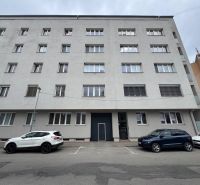 Pětipatrová bytová budova v Ružomberku s parkováním; potenciál pro 3-pokojový byt.