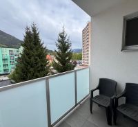 Balkon 3-pokojového bytu v Ružomberku, s výhledem na zeleň a okolní budovy.